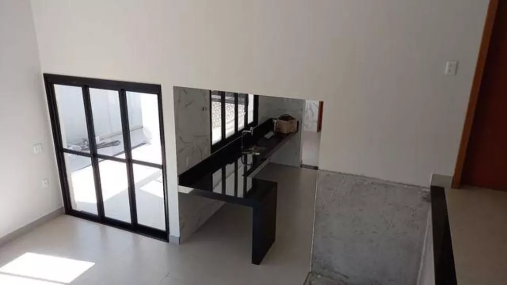 Casa à venda com 3 quartos, 225m² - Foto 1