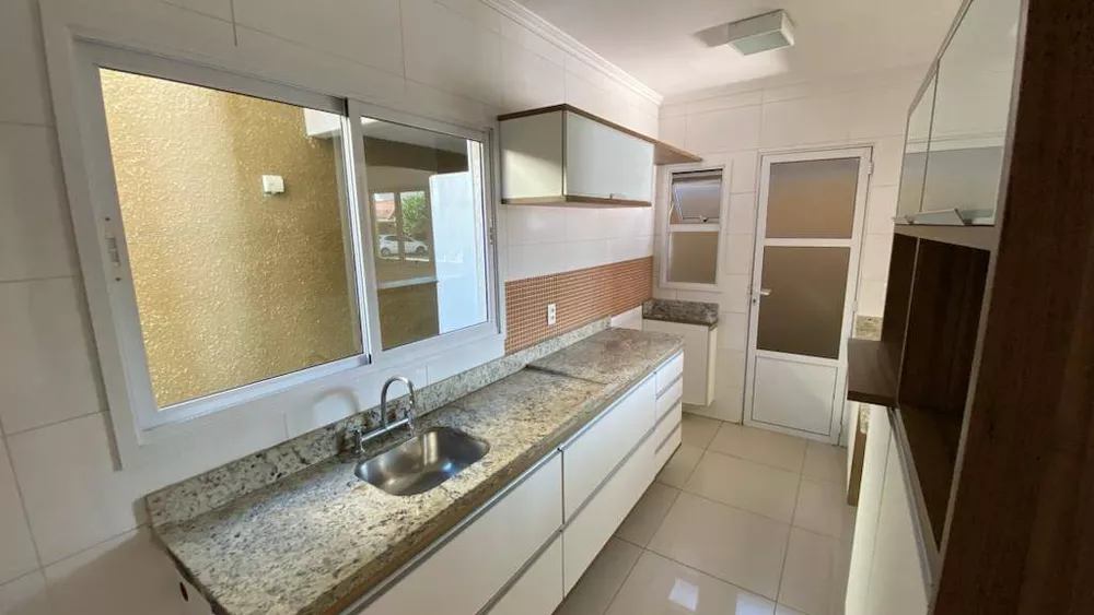 Casa à venda com 3 quartos, 223m² - Foto 2