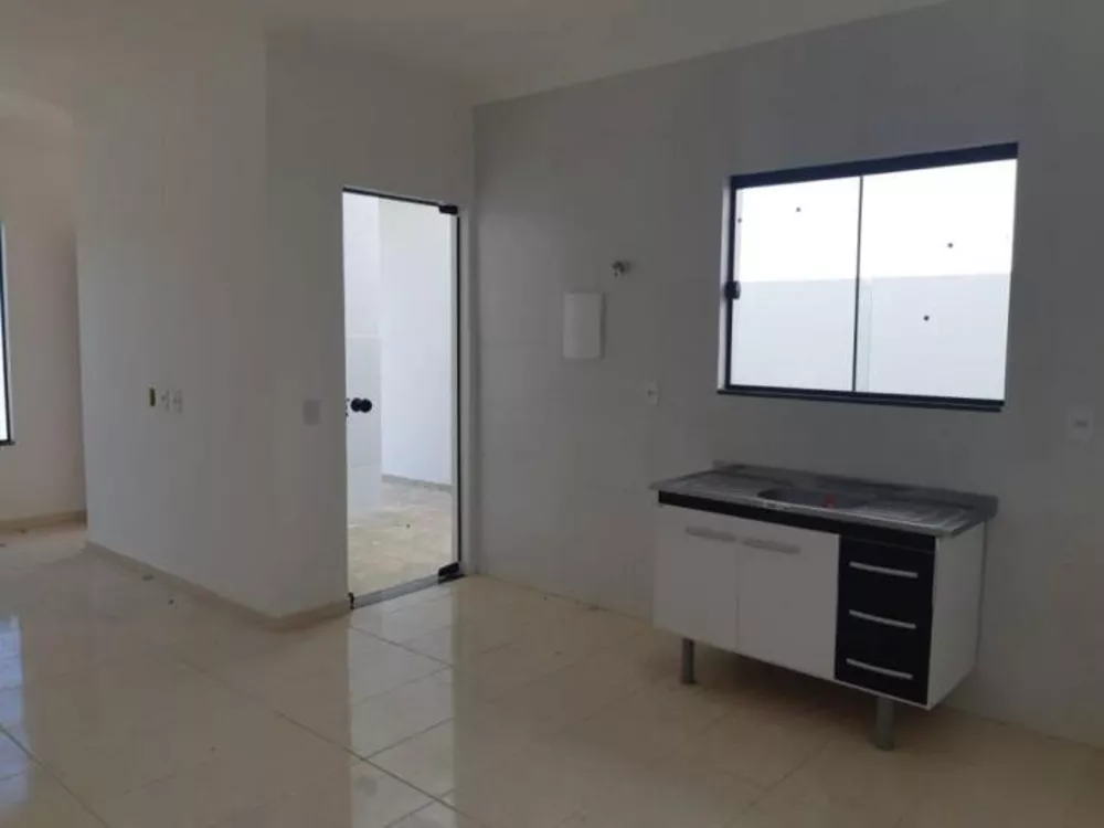 Casa à venda com 2 quartos, 70m² - Foto 2