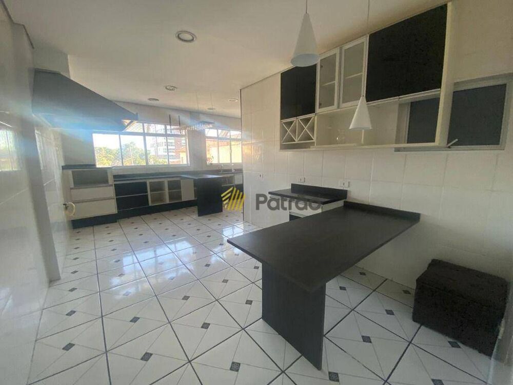 Sobrado à venda e aluguel com 3 quartos, 231m² - Foto 1