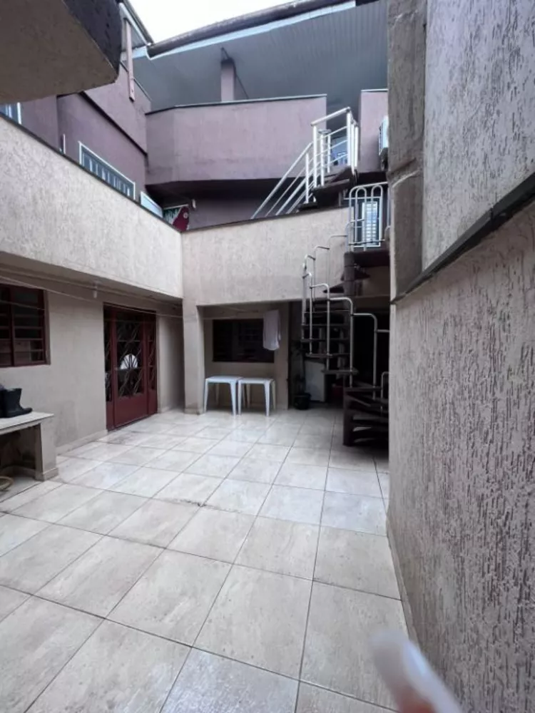 Sobrado à venda com 7 quartos, 244m² - Foto 1