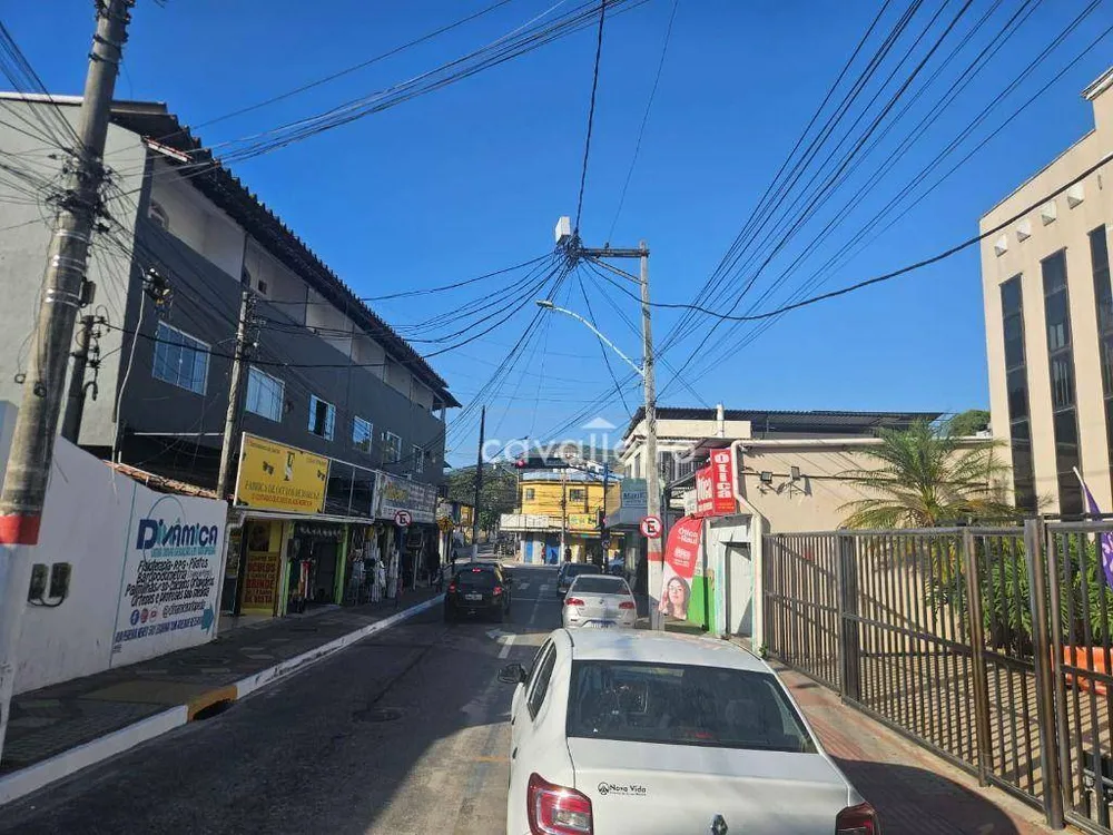 Casa, 6 quartos, 225 m² - Foto 1
