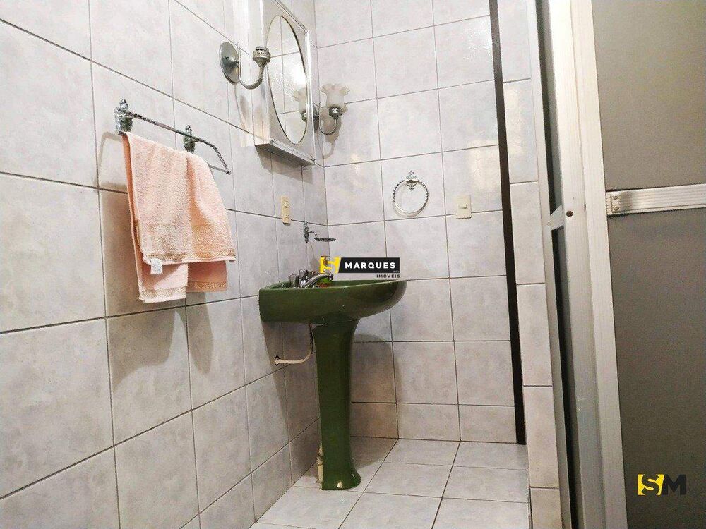 Casa à venda com 4 quartos, 225m² - Foto 2
