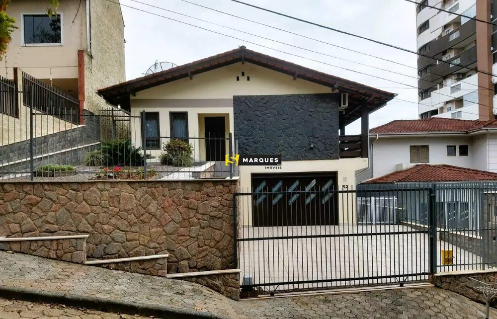 Casa à venda com 3 quartos, 246m² - Foto 1