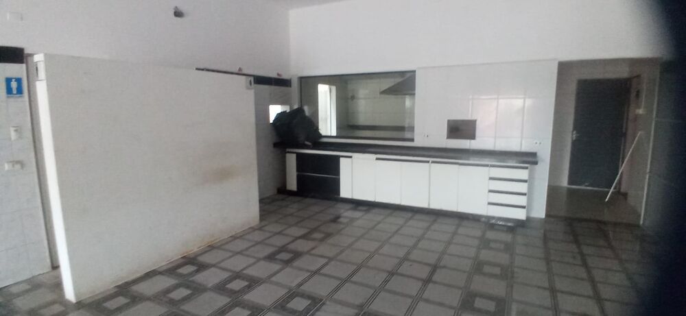 Casa Comercial à venda com 3 quartos, 250m² - Foto 2