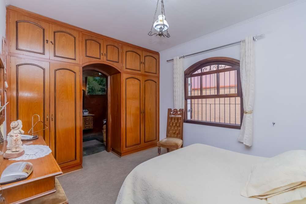 Casa à venda com 4 quartos, 333m² - Foto 1