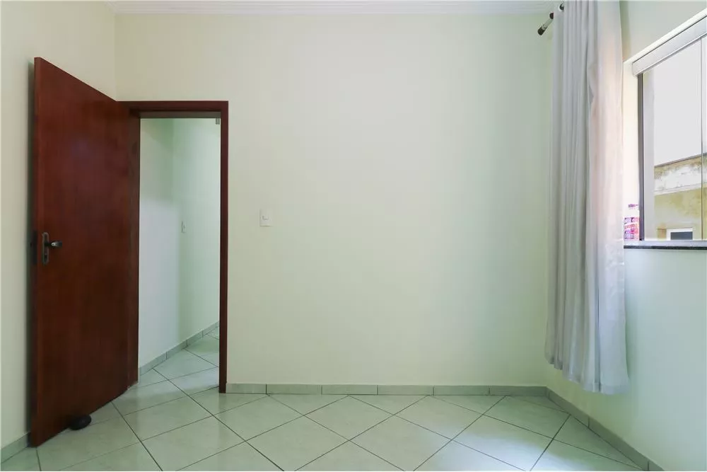 Casa à venda com 2 quartos, 220m² - Foto 2