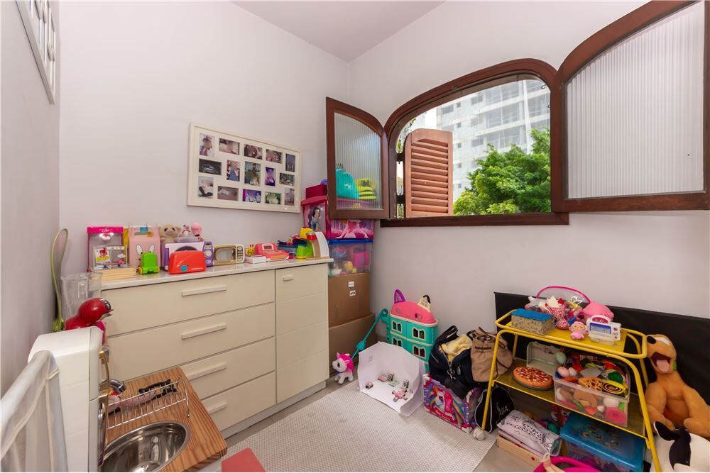 Apartamento à venda com 4 quartos, 225m² - Foto 3