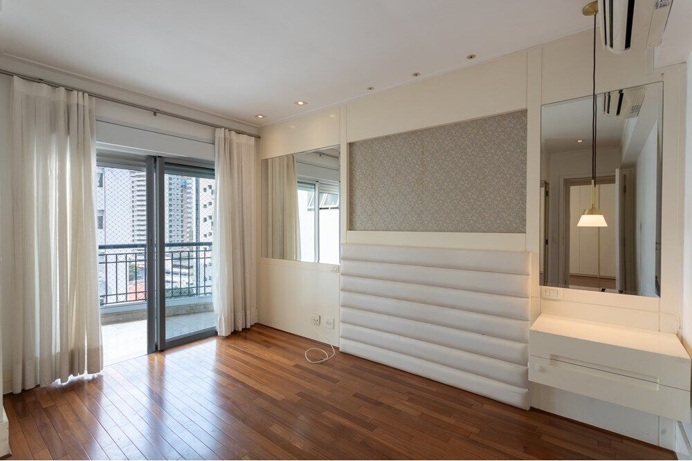 Apartamento à venda com 4 quartos, 221m² - Foto 1