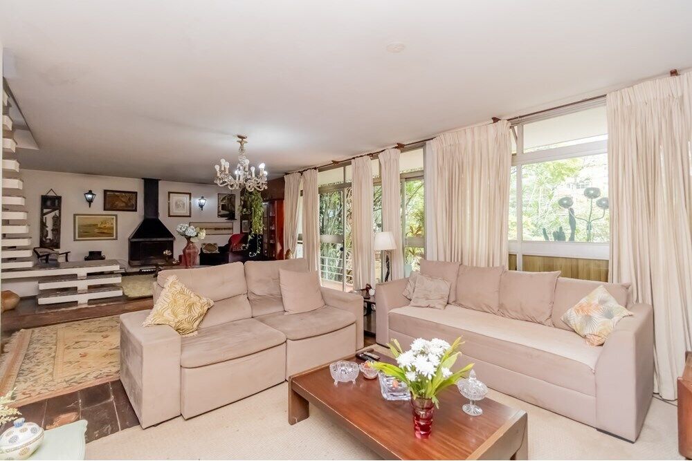 Casa, 6 quartos, 239 m² - Foto 1