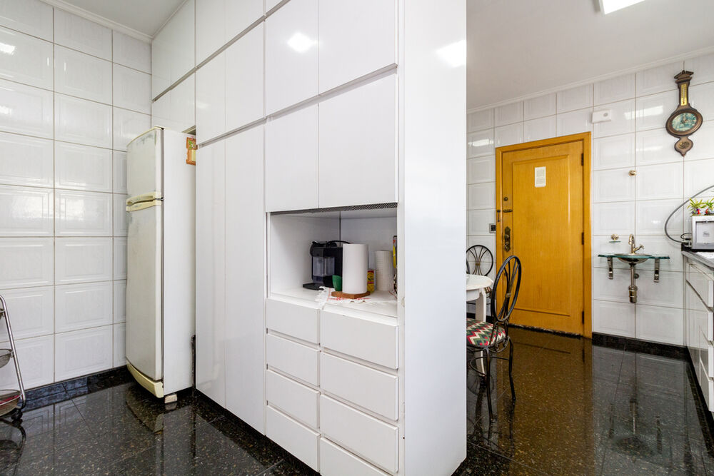 Apartamento à venda com 3 quartos, 182m² - Foto 3