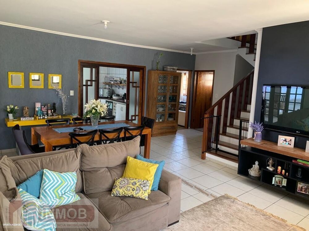 Casa de Condomínio à venda com 4 quartos, 200m² - Foto 1