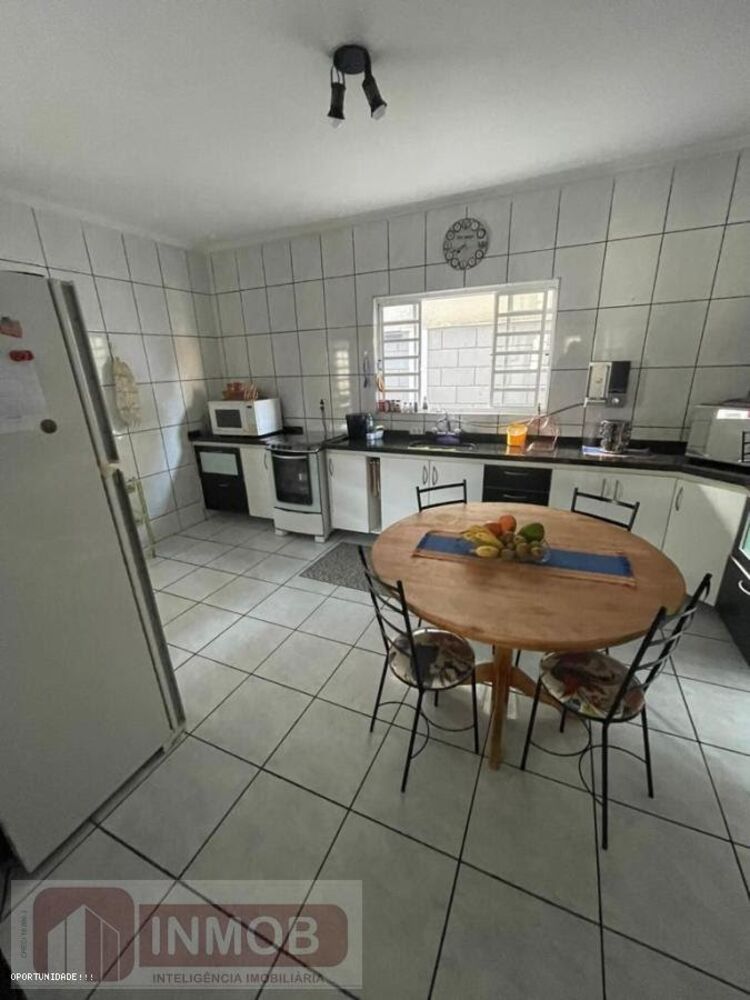 Casa de Condomínio à venda com 4 quartos, 200m² - Foto 3