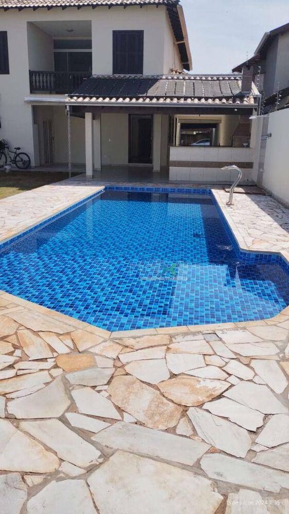 Sobrado à venda com 3 quartos, 363m² - Foto 1