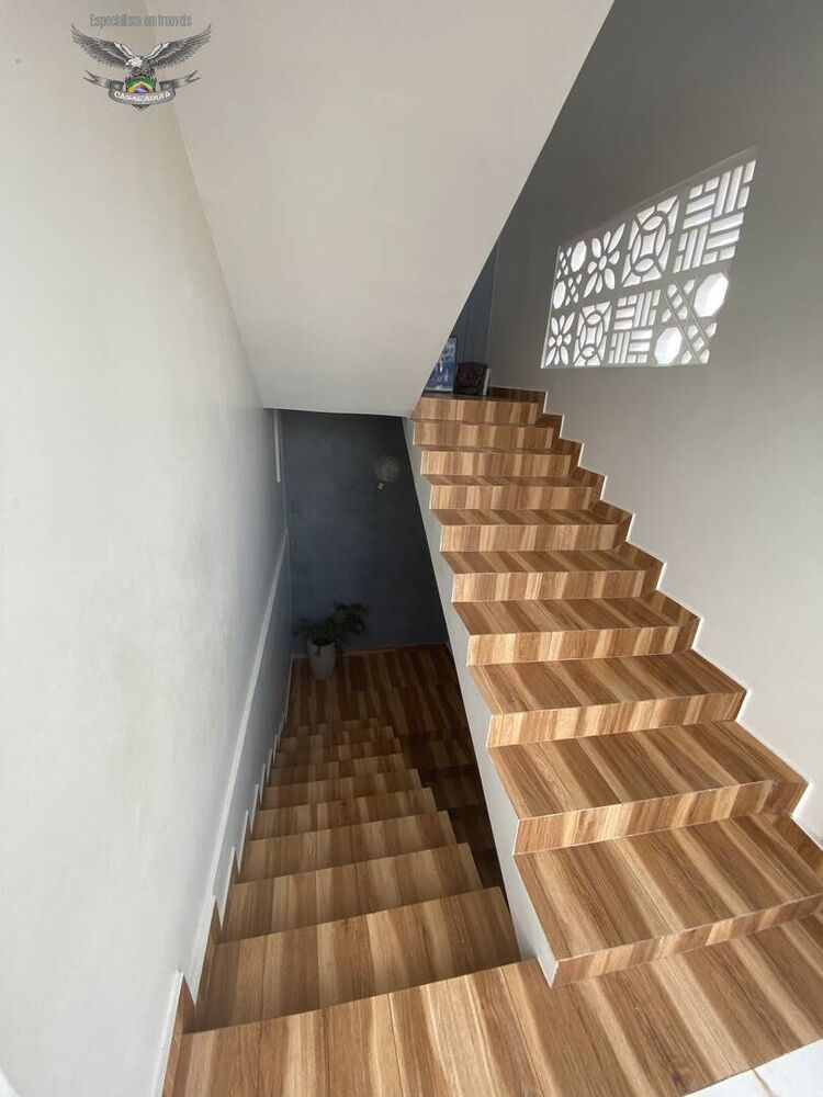 Casa à venda e aluguel com 3 quartos, 250m² - Foto 1