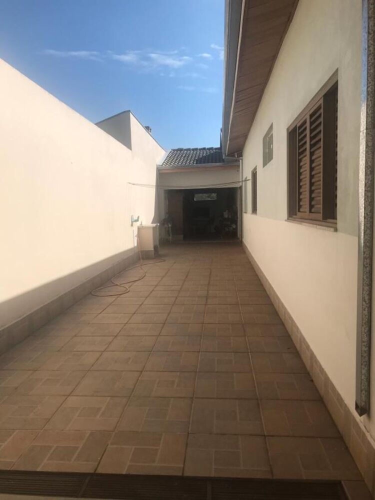 Casa à venda com 3 quartos, 250m² - Foto 2