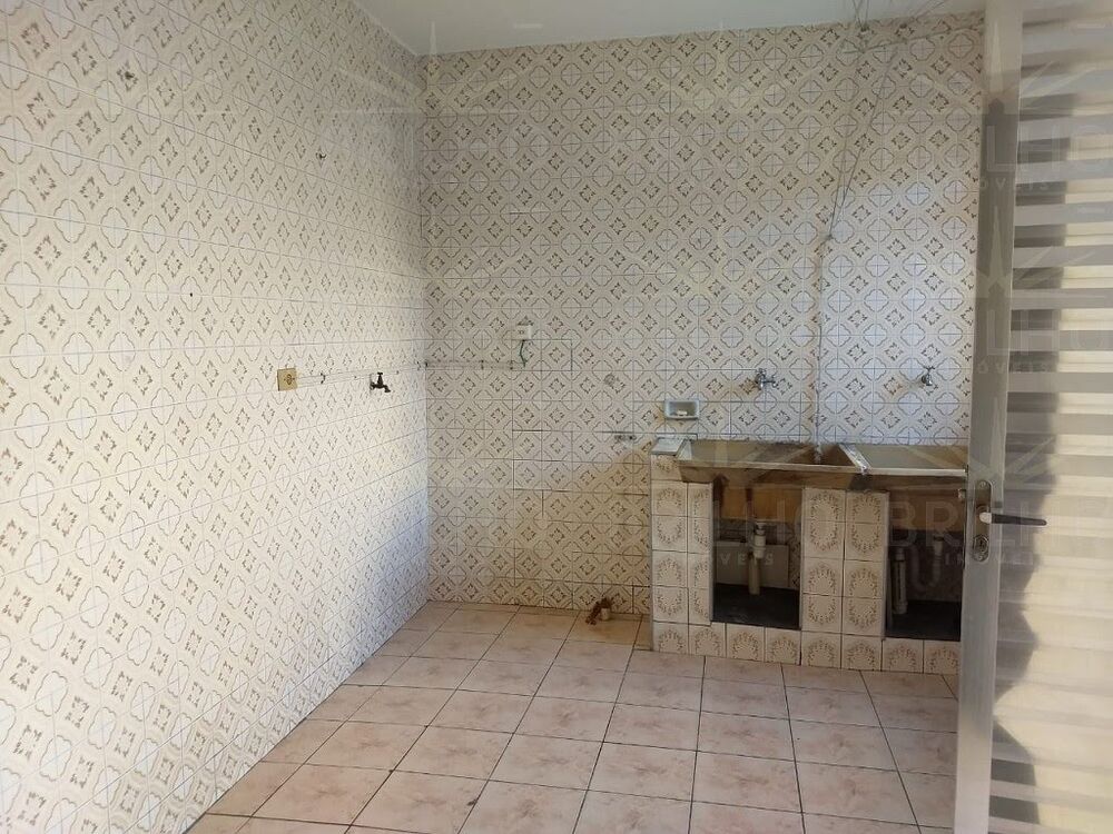 Casa à venda e aluguel com 3 quartos, 190m² - Foto 1