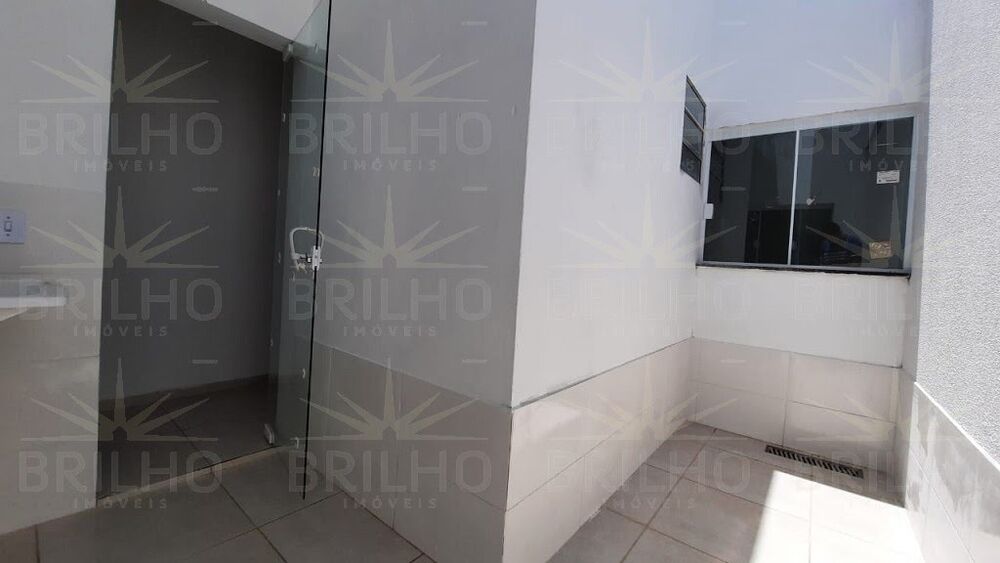 Casa à venda com 2 quartos, 60m² - Foto 2