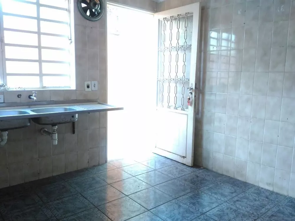 Casa à venda e aluguel com 3 quartos, 150m² - Foto 2