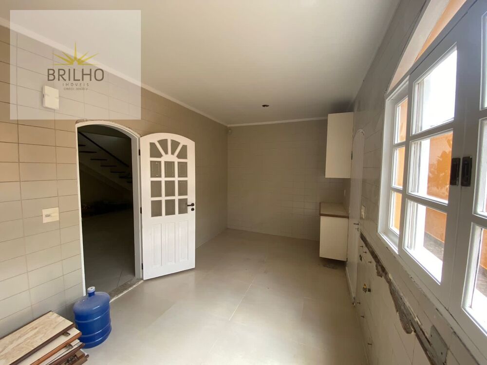 Sobrado à venda com 4 quartos, 250m² - Foto 2