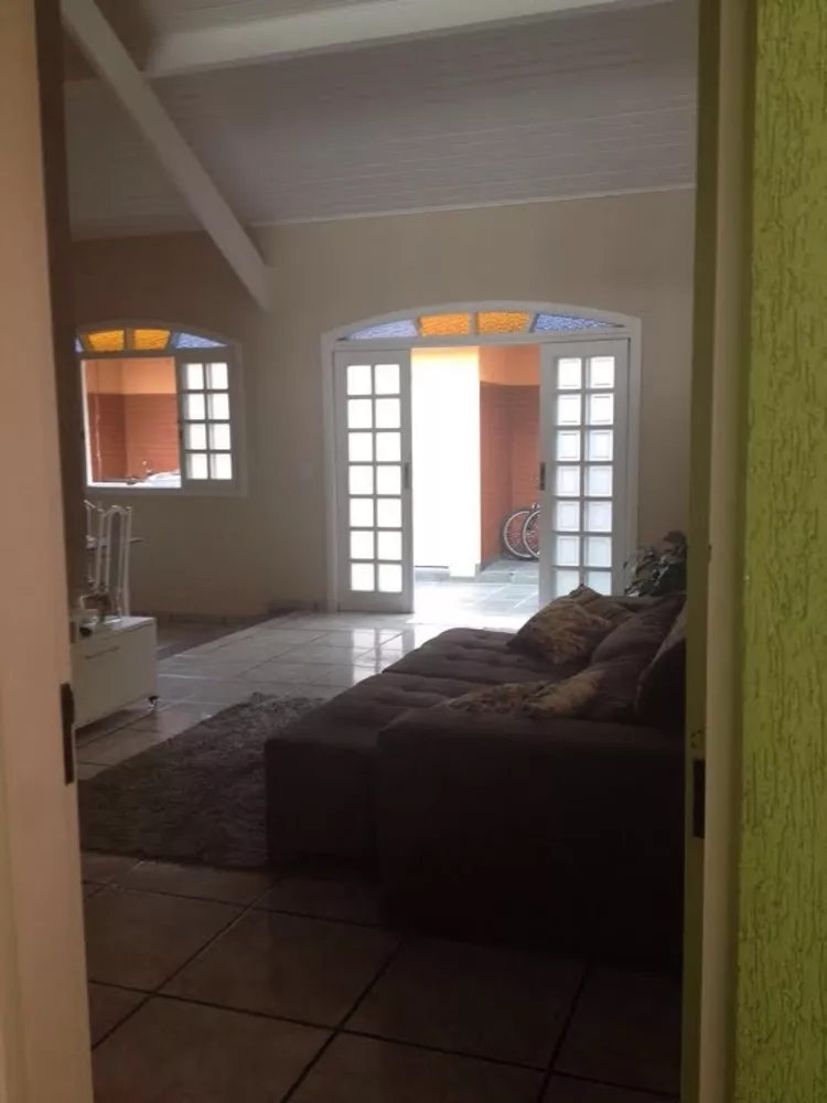 Casa à venda com 3 quartos, 250m² - Foto 1