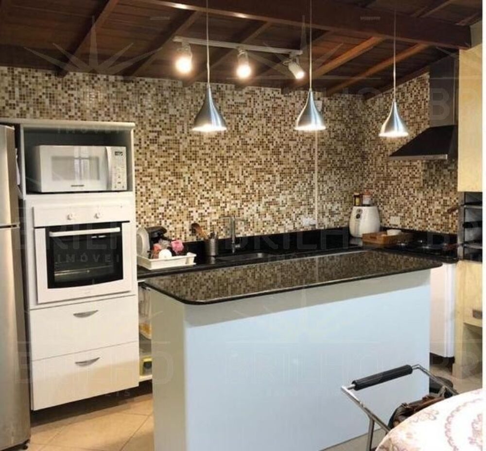 Casa à venda com 3 quartos, 200m² - Foto 1