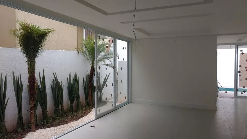 Sobrado à venda com 4 quartos, 250m² - Foto 1