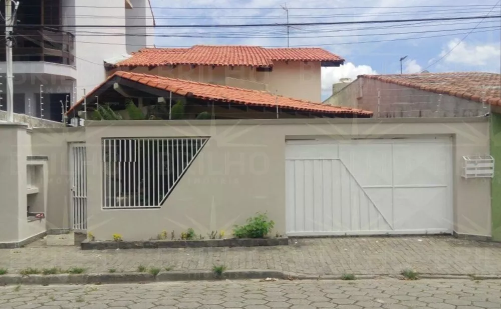 Sobrado à venda com 3 quartos, 250m² - Foto 1