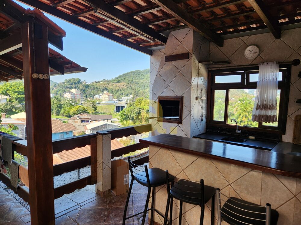 Casa à venda com 3 quartos, 177m² - Foto 1