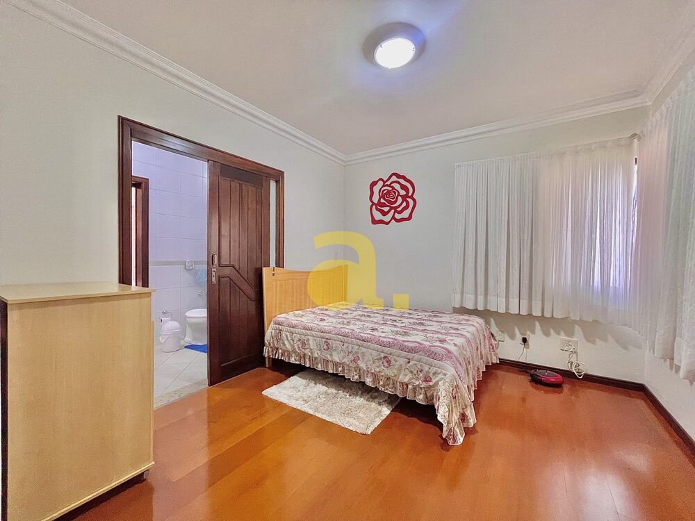 Casa à venda com 5 quartos, 354m² - Foto 4