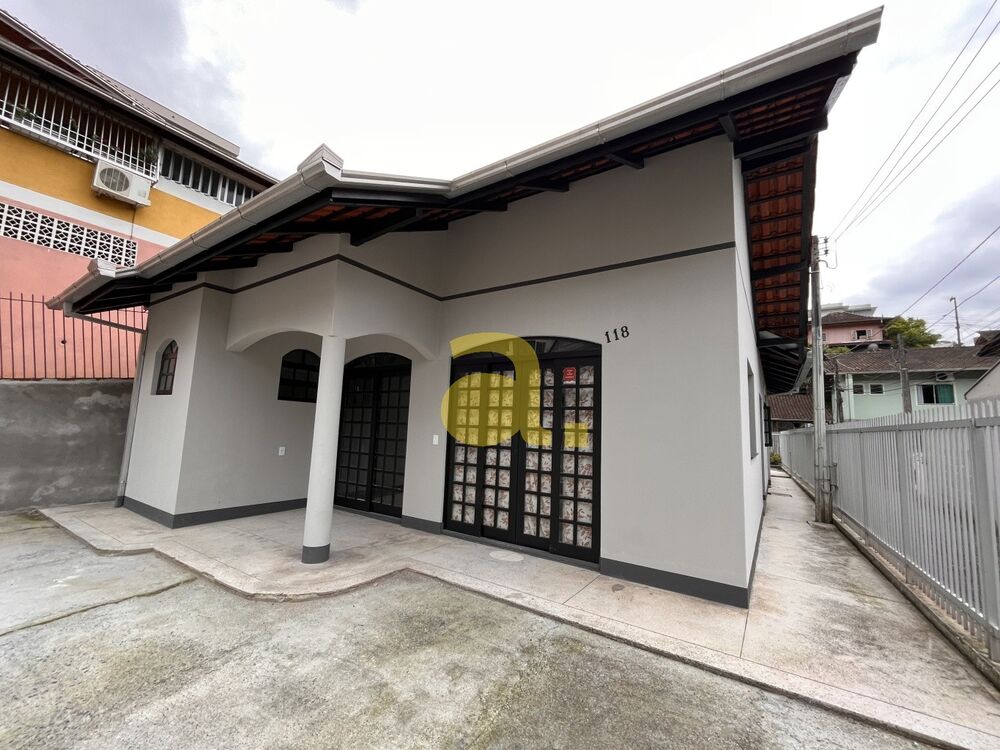 Casa à venda com 2 quartos, 120m² - Foto 2