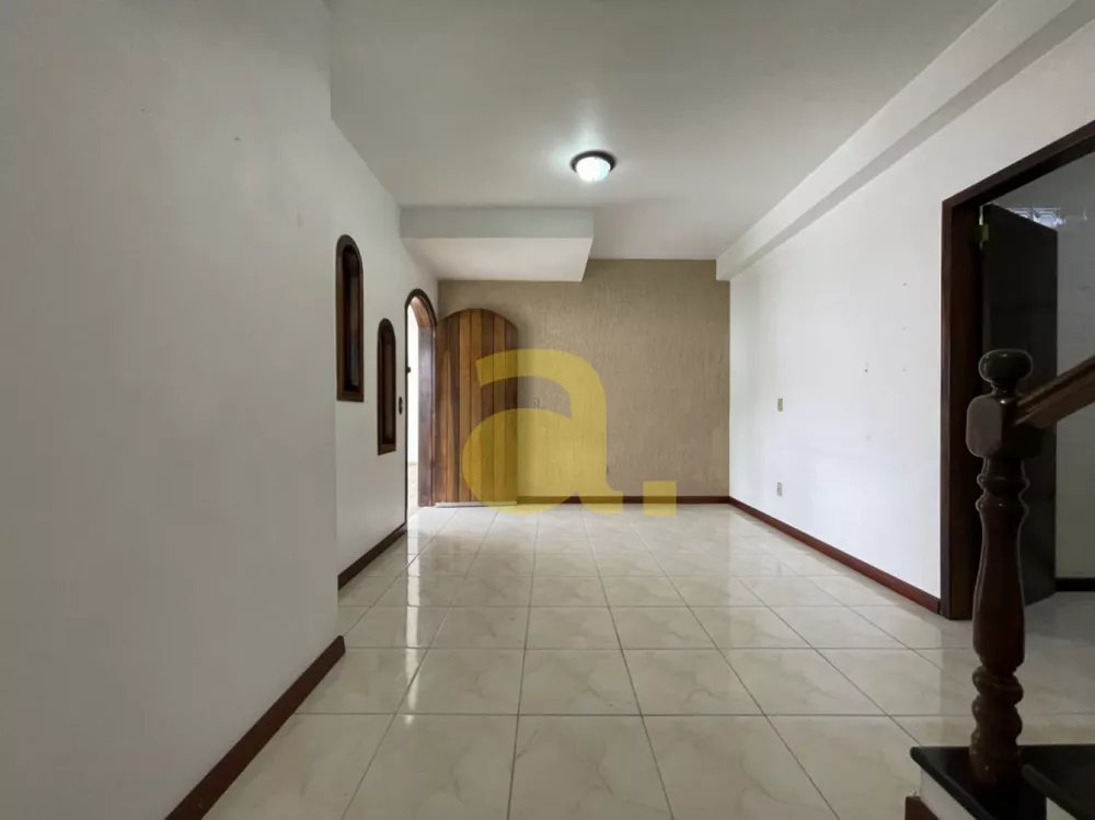 Casa à venda com 4 quartos, 190m² - Foto 4