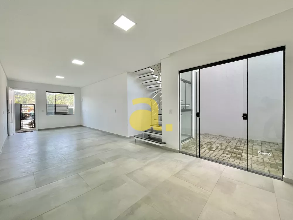 Sobrado à venda com 3 quartos, 110m² - Foto 1