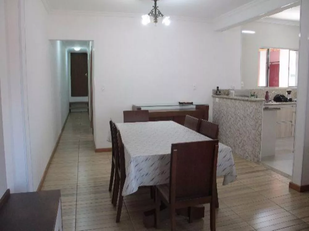 Casa à venda com 4 quartos, 200m² - Foto 1