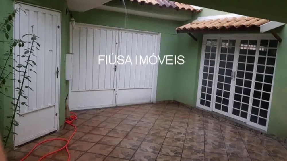 Casa à venda com 4 quartos, 200m² - Foto 1