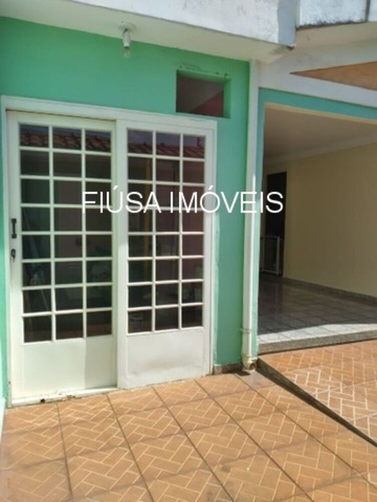 Casa à venda com 4 quartos, 270m² - Foto 1