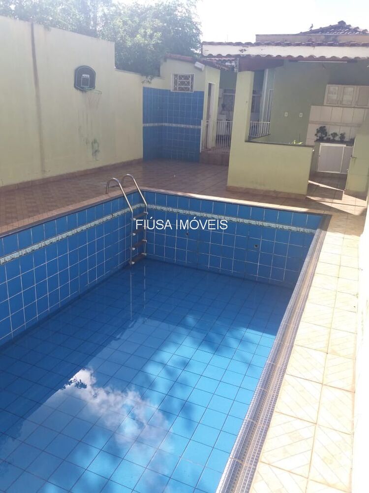 Casa à venda com 3 quartos, 282m² - Foto 1