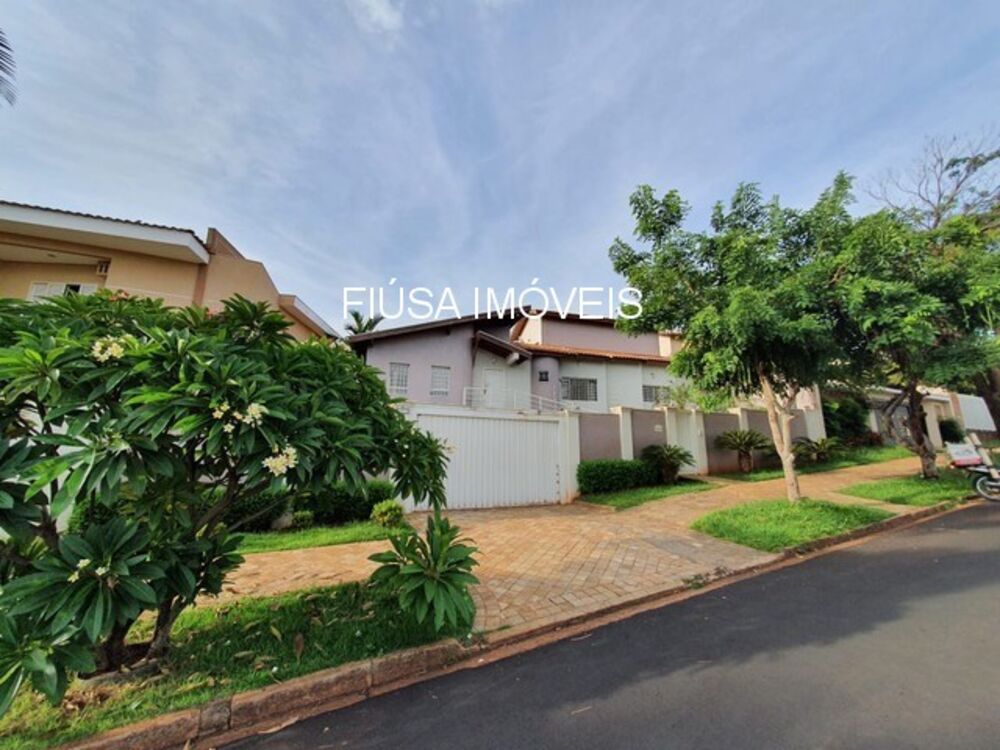 Casa à venda com 5 quartos, 220m² - Foto 1