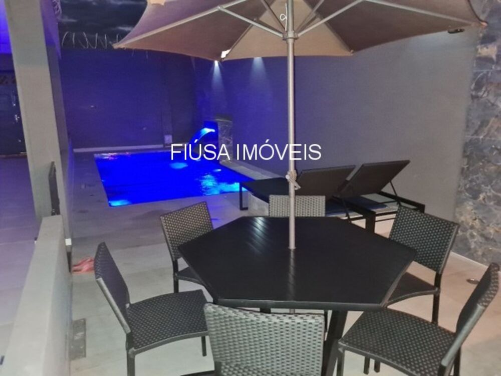 Casa à venda com 2 quartos, 200m² - Foto 1