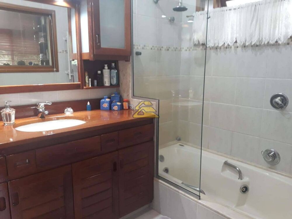 Casa, 4 quartos, 259 m² - Foto 1