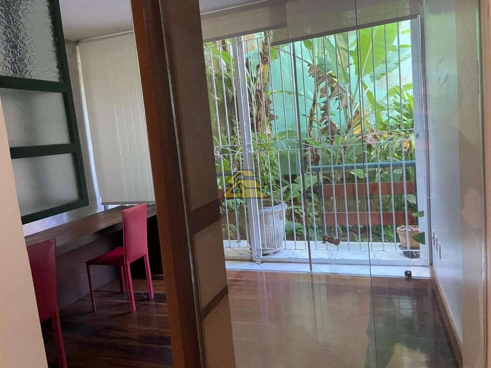 Casa à venda com 3 quartos, 276m² - Foto 1