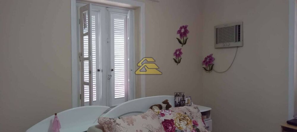 Casa à venda com 3 quartos, 210m² - Foto 2
