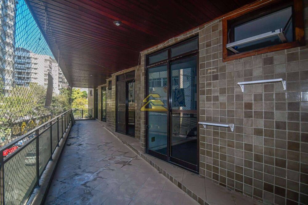 Apartamento à venda com 4 quartos, 226m² - Foto 1