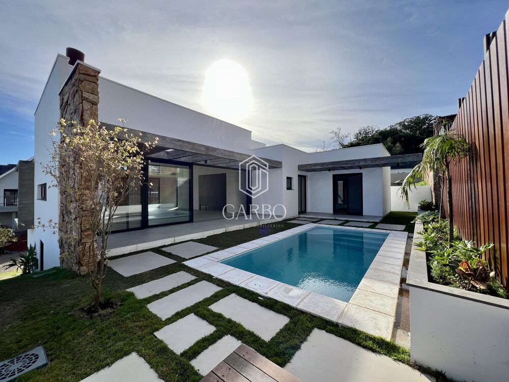 Casa à venda com 3 quartos, 264m² - Foto 1