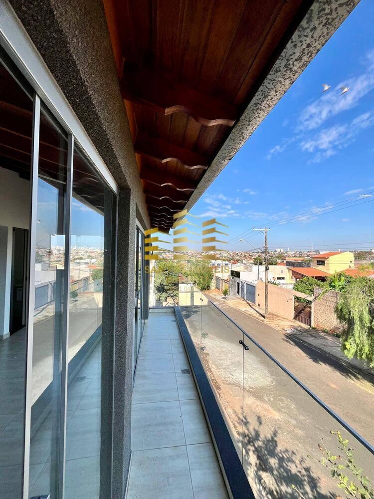 Casa à venda com 3 quartos, 218m² - Foto 3