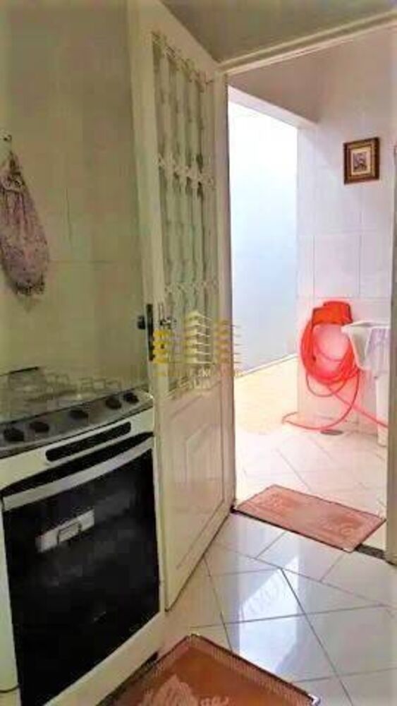 Casa à venda com 3 quartos, 196m² - Foto 1