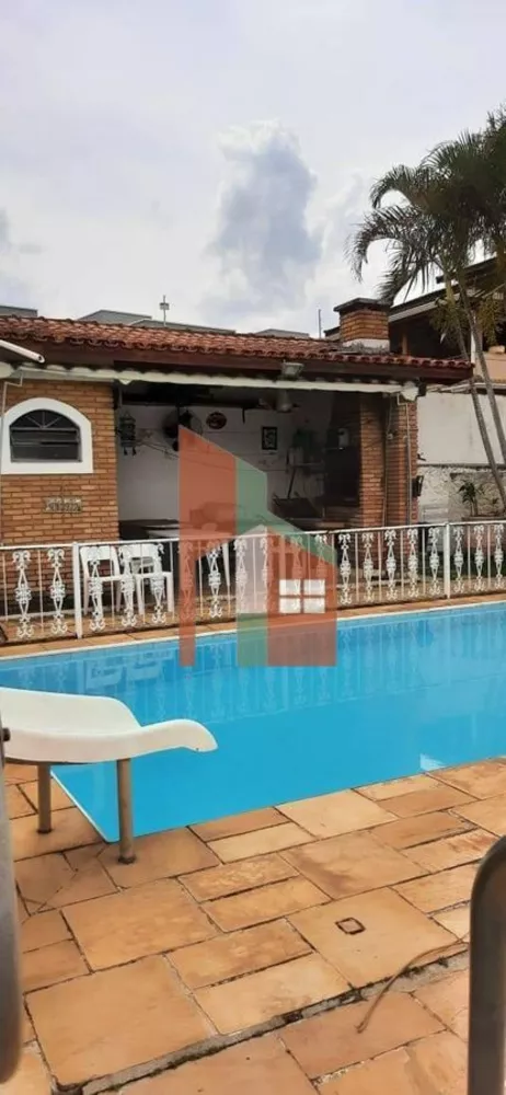 Casa à venda com 3 quartos, 236m² - Foto 1