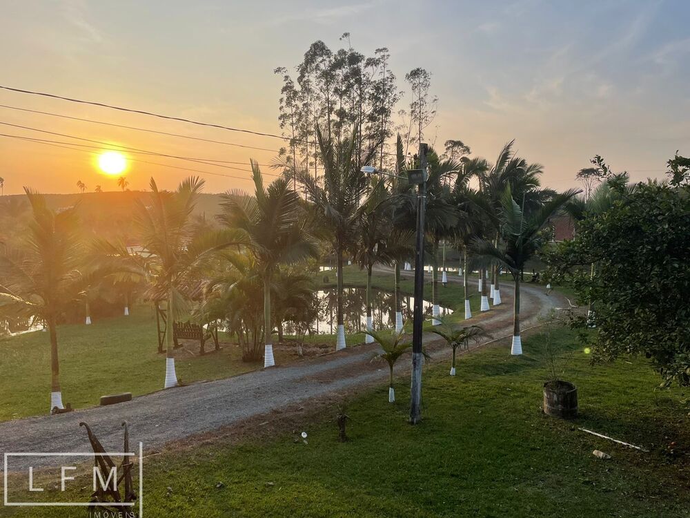 Chácara à venda com 3 quartos, 5600m² - Foto 1