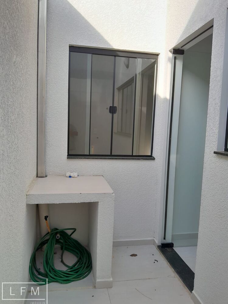 Casa à venda com 2 quartos, 53m² - Foto 4