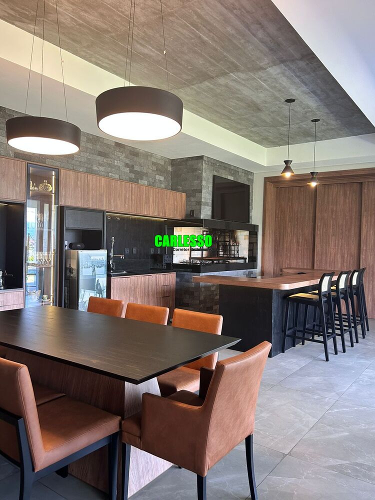 Casa à venda com 4 quartos, 360m² - Foto 1